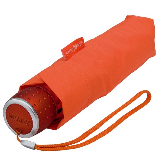 Orange sateenvarjot omalla logolla